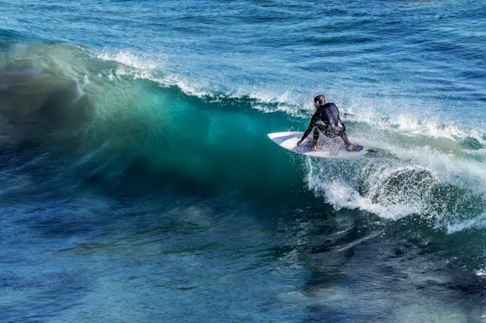 Surf in Italia. I 7 spot imperdibili per cavalcare l’onda perfetta (per surfisti di tutti i livelli)