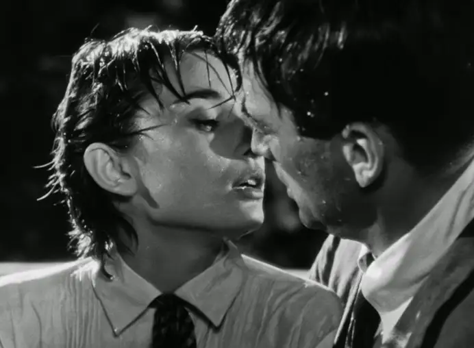 2HJ1YG9 USA. Audrey Hepburn and Gregory Peck in a scene from the (C)Paramount Picture film: Roman Holiday (1953) .
Plot: A bored and sheltered princess escapes her guardians and falls in love with an American newsman in Rome.
Ref: LMK110-J7812-250122
Supplied by LMKMEDIA. Editorial Only.
Landmark Media is not the copyright owner of these Film or TV stills but provides a service only for recognised Media outlets. pictures@lmkmedia.com