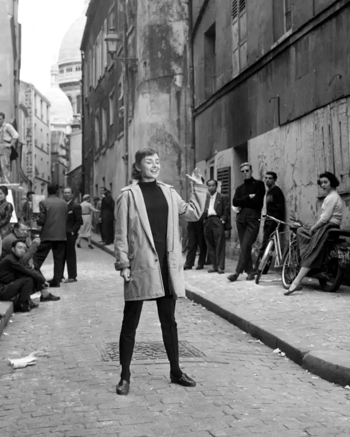 F57MBD AUDREY HEPBURN (1929-1993) British actress filming Sabrina in Paris in 1954