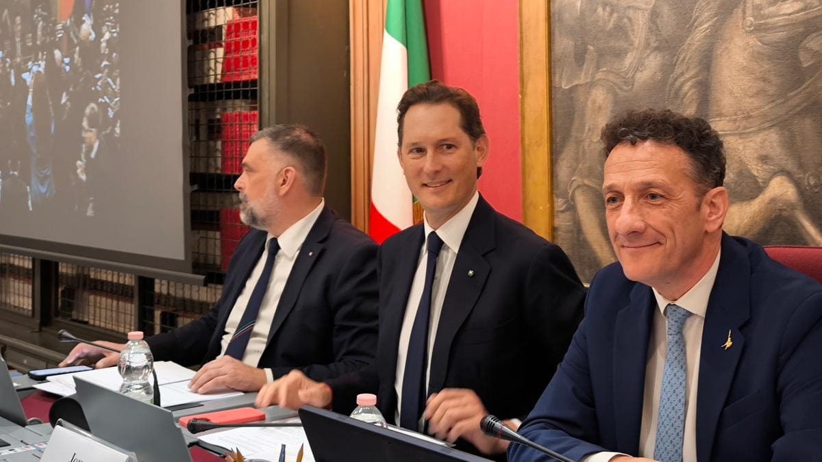 John Elkann in Parlamento: il futuro di Stellantis non è costruire carri armati. Nuovo ceo entro giugno