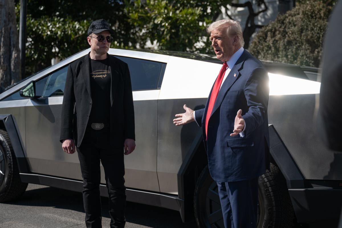 ELON MUSK AD TESLA, DONALD TRUMP PRESIDENTE USA
