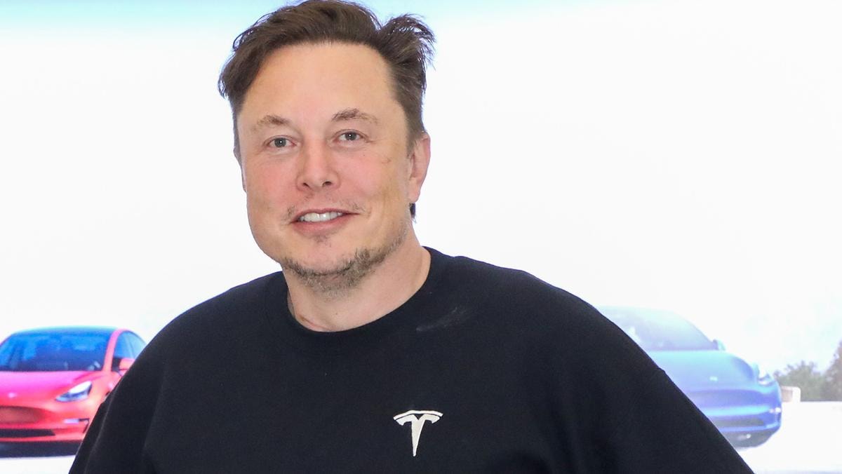 Tesla crolla in borsa ma Elon Musk rassicura i dipendenti: non vendete le azioni