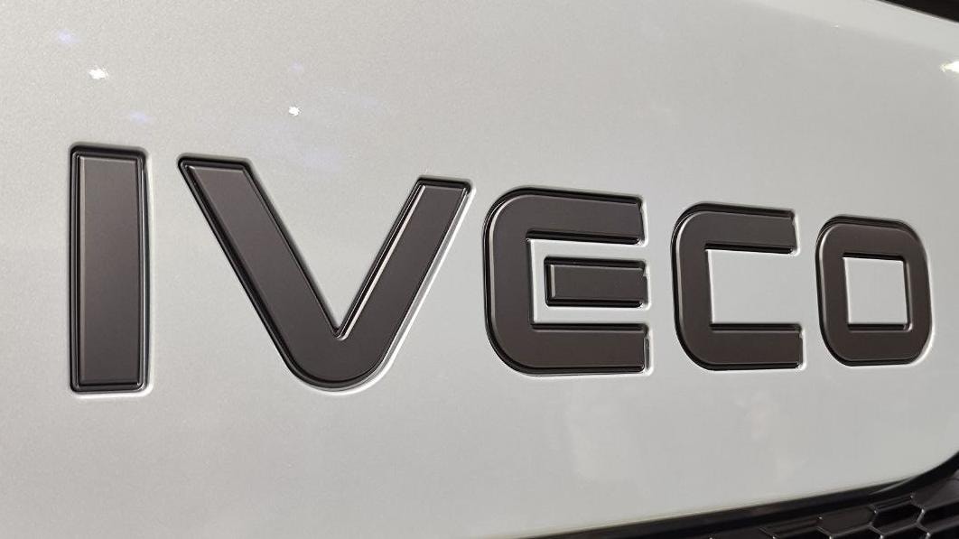 Iveco vuole 1,5 miliardi di euro per vendere la sua divisione Difesa: trattative con Leonardo e Rheinmetall