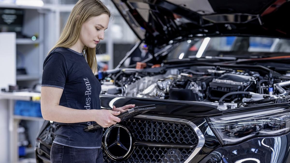 Chi guadagna di più per ogni auto venduta? Da Tesla a Stellantis, ecco la classifica dei produttori