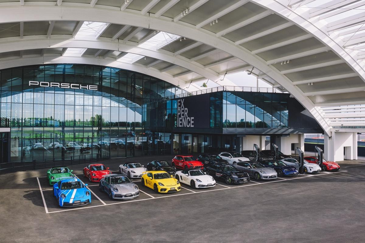 Porsche tra elettrico e termico: il piano segreto della «ricalibrazione»