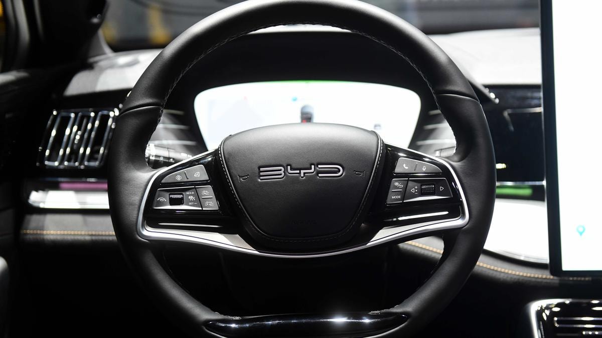 Byd sorpassa Tesla ed Elon Musk: ricavi record oltre i 100 miliardi di dollari. E gli utili volano a 5,5 miliardi