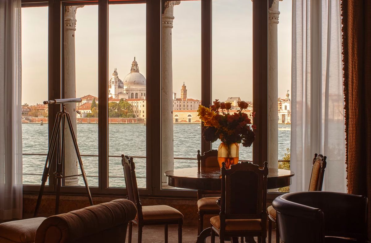 Jeff Bezos e Lauren Sánchez si sposano a Venezia. Dal maxi yacht agli alberghi piu belli, le location del matrimonio
