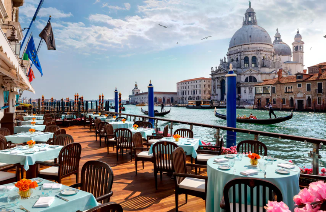 Jeff Bezos e Lauren Sánchez si sposano a Venezia. Dal maxi yacht agli alberghi piu belli, le location del matrimonio