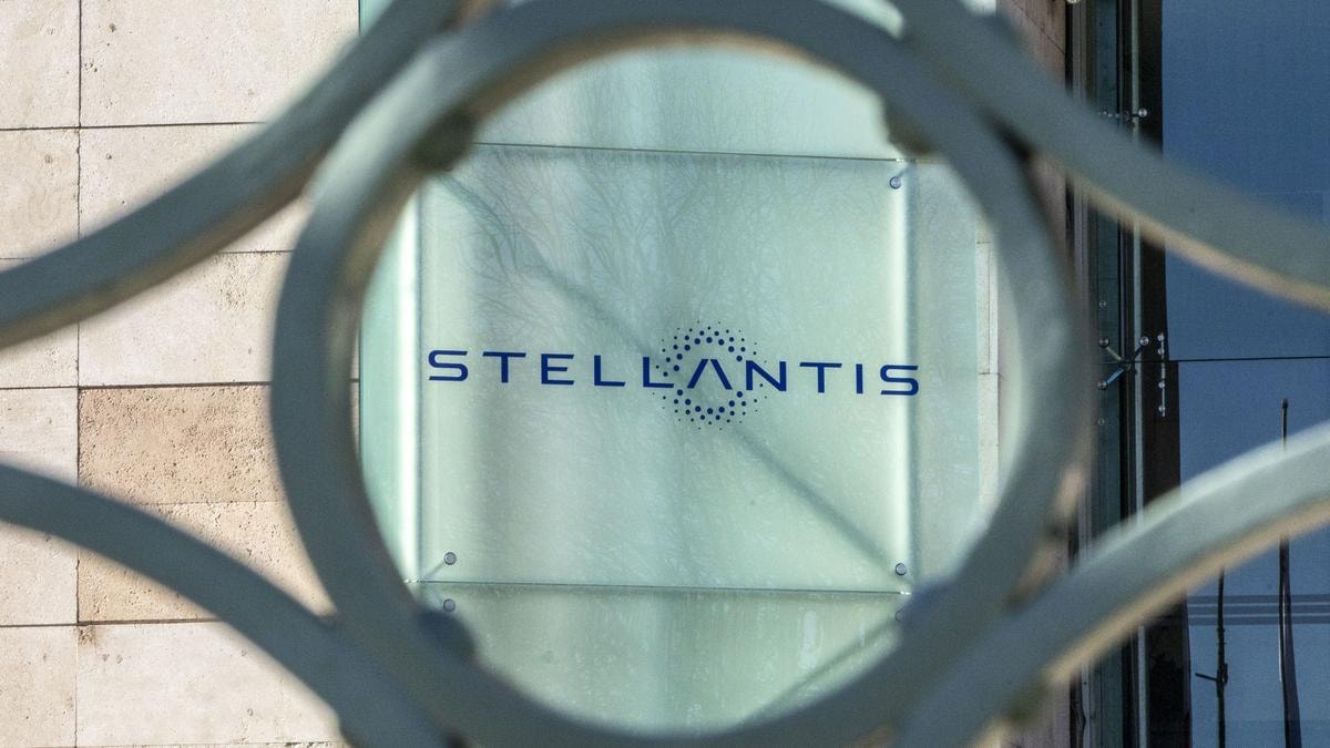Auto, mercato Ue in calo: Tesla crolla del 49%, Stellantis giù del 16%. Solo Renault, Volkswagen e Bmw crescono