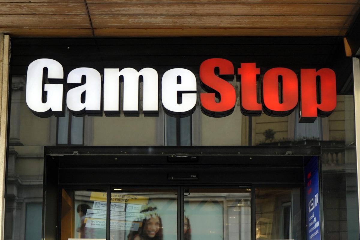 GameStop vola nell'after-hours dopo il boom di utili nel quarto trimestre. E si prepara ad investire in bitcoin