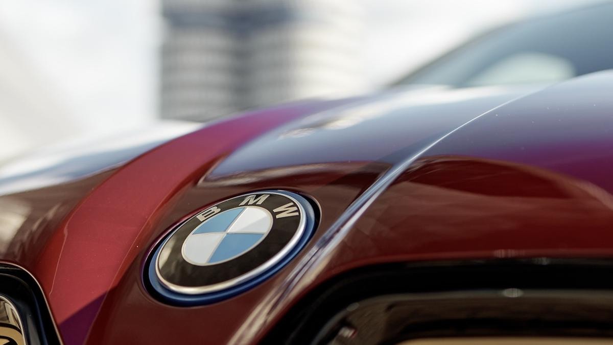 Bmw si allea con Alibaba per portare l’AI a bordo delle sue auto in Cina e lancia la sfida a Byd e Xiaomi