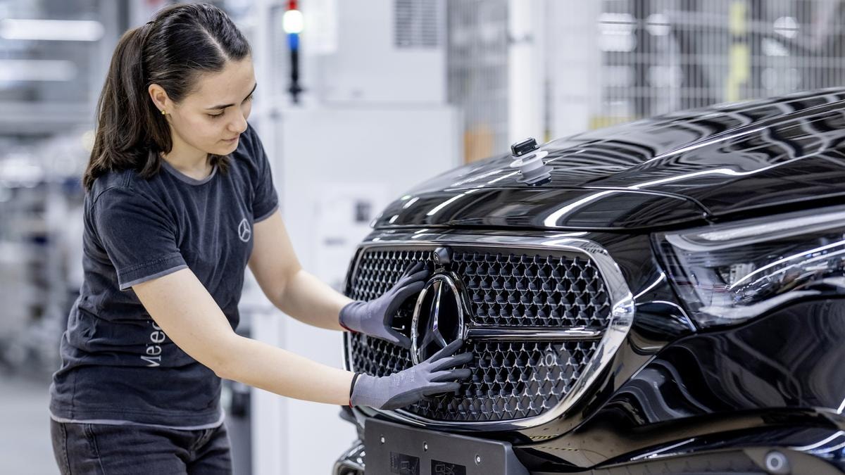 Crisi dell’auto, Mercedes taglia i costi e offre fino a 500 mila euro a chi dà le dimissioni spontaneamente