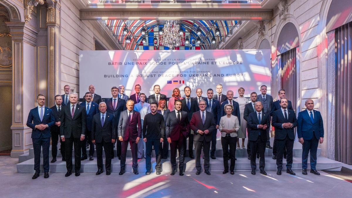 Ucraina, al vertice di Parigi nessuno crede a Mosca: le sanzioni restano. Accordo Francia-Uk sui peacekeeper a Kiev