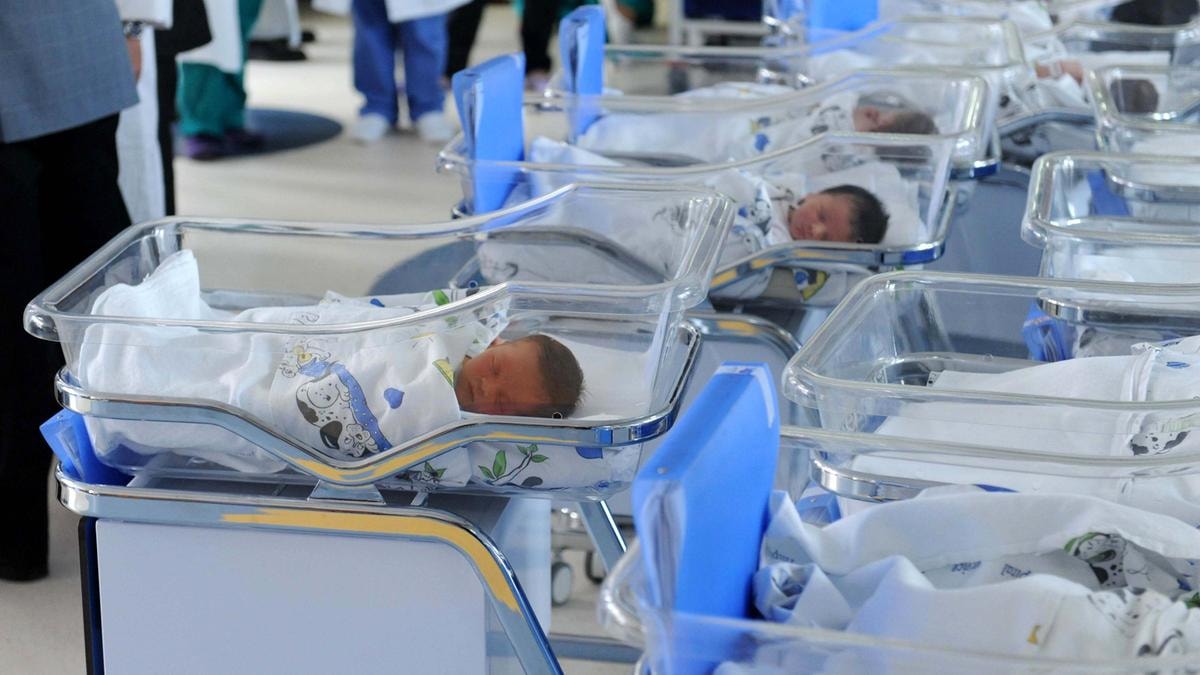Crollo delle nascite, nel 2024 nuovo minimo storico per l’Italia: quasi 10 mila culle in meno 