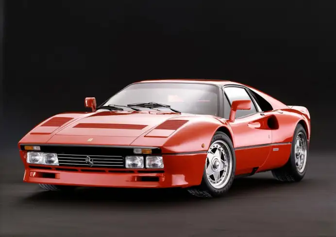 Sogno rosso su strada: le Ferrari GTO del ‘84 tornano a ruggire