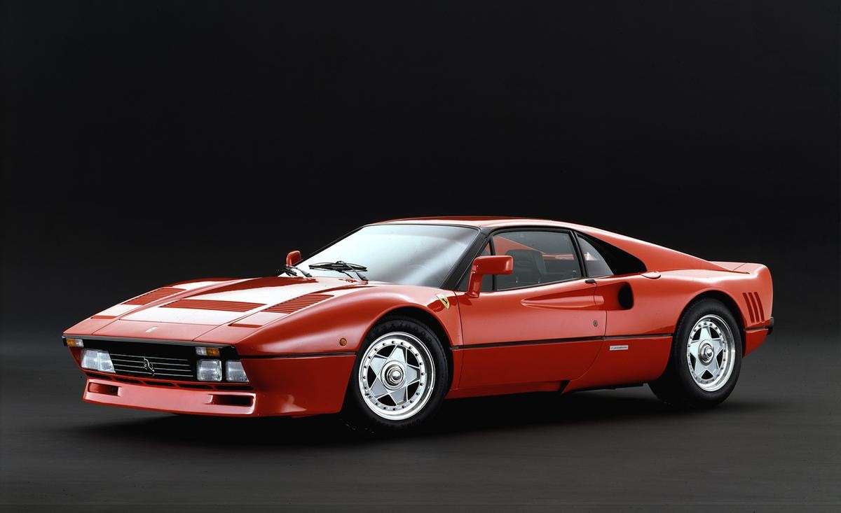 Sogno rosso su strada: le Ferrari GTO del ‘84 tornano a ruggire