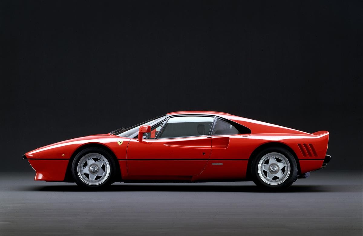 Sogno rosso su strada: le Ferrari GTO del ‘84 tornano a ruggire