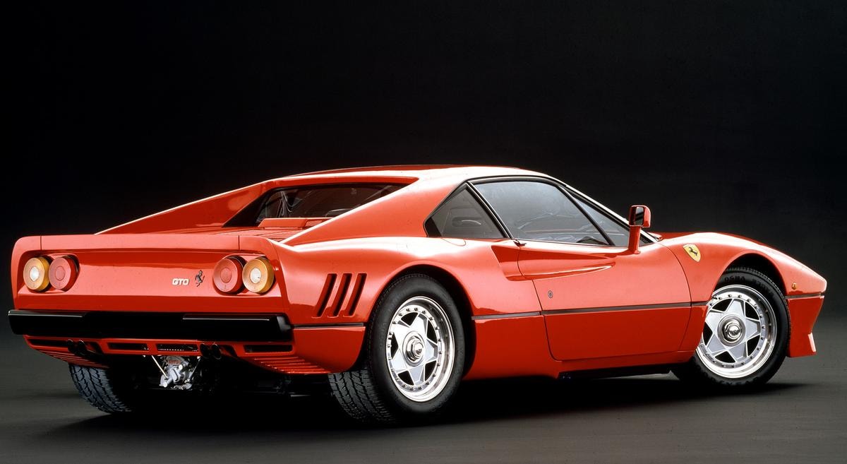 Sogno rosso su strada: le Ferrari GTO del ‘84 tornano a ruggire