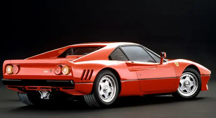 Sogno rosso su strada: le Ferrari GTO del ‘84 tornano a ruggire