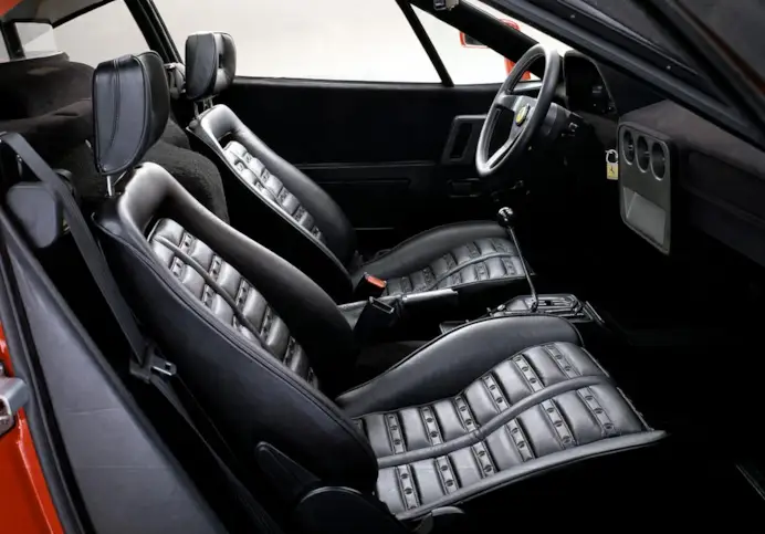 Sogno rosso su strada: le Ferrari GTO del ‘84 tornano a ruggire