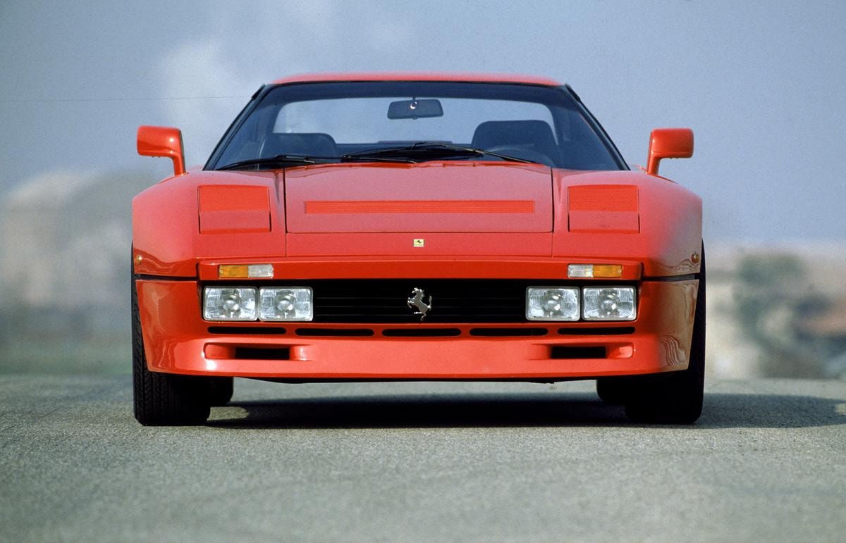 Sogno rosso su strada: le Ferrari GTO del ‘84 tornano a ruggire