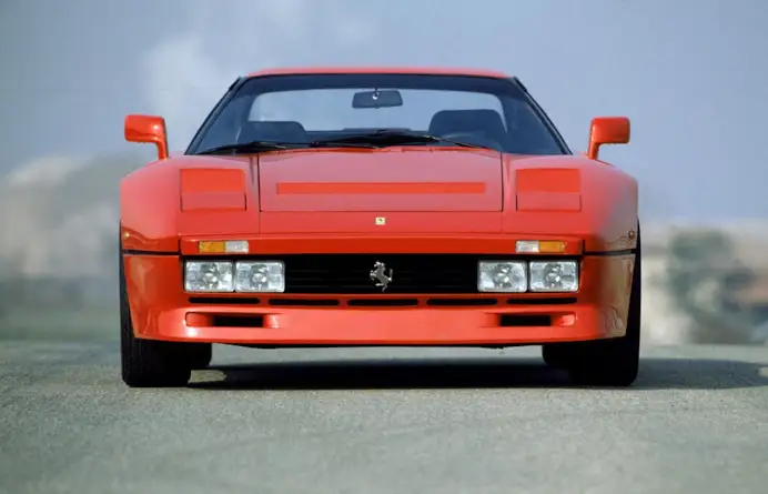 Sogno rosso su strada: le Ferrari GTO del ‘84 tornano a ruggire