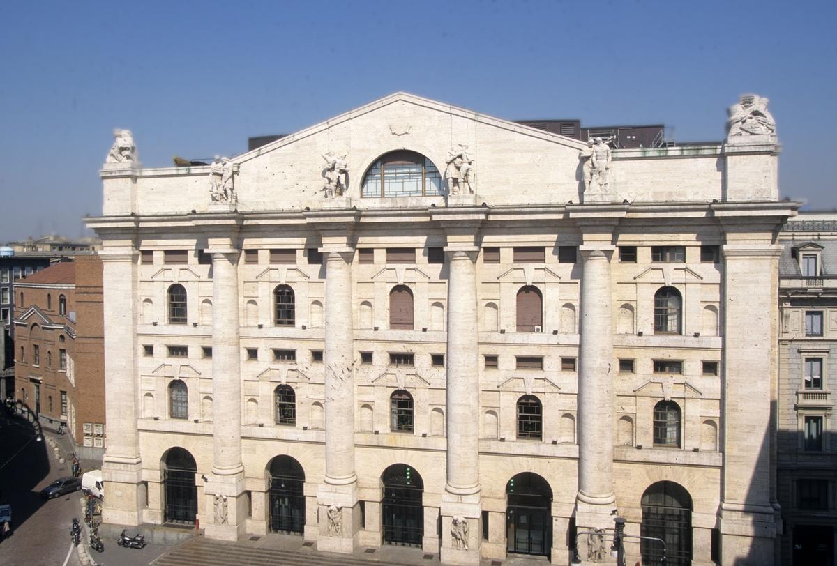 Piazza Affari a Milano (ph Imagoeconomica)
