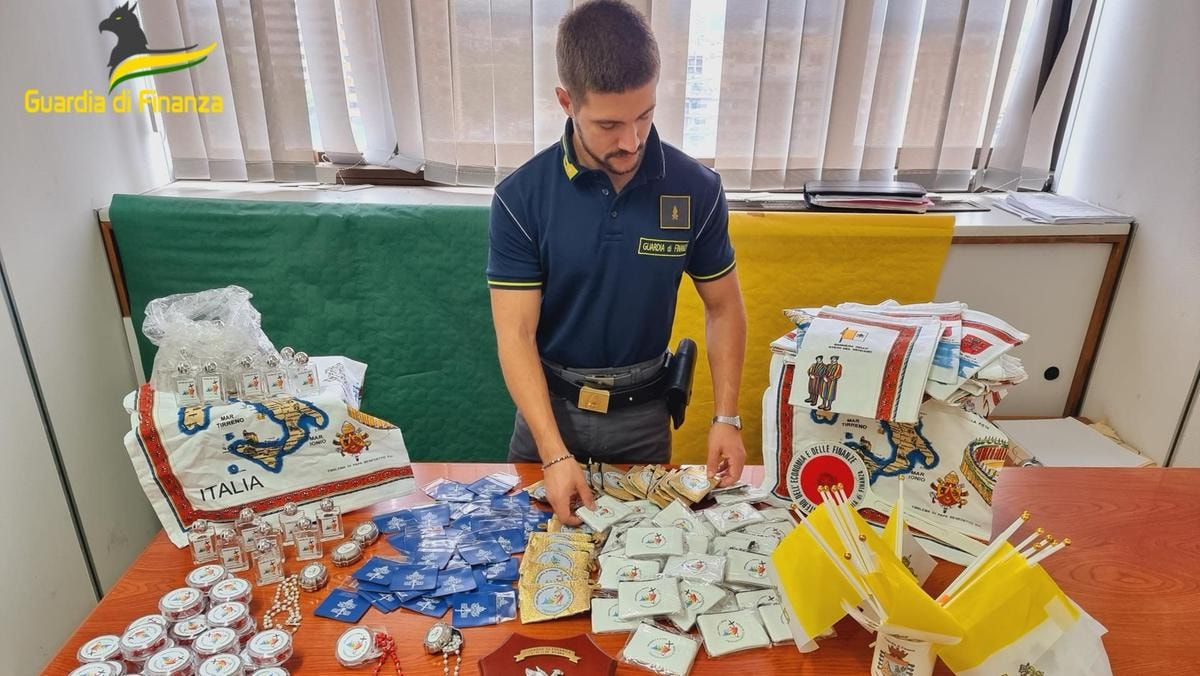 Giubileo, sequestrati dalla Guardia di Finanza oltre 16,5 milioni di souvenir illegali. Undici le denunce