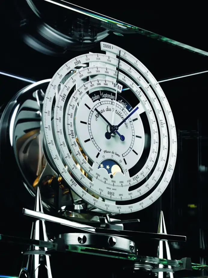 Guarda come pendolo… A Milano, la mostra dedicata ad Atmos, l’orologio simbolo di Jaeger-LeCoultre
