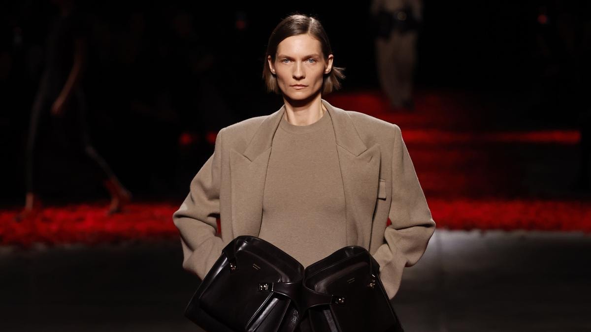 Gli analisti sui dazi di Trump: «I brand rincareranno i listini. I gruppi più esposti? Ferragamo, Lvmh e Kering»