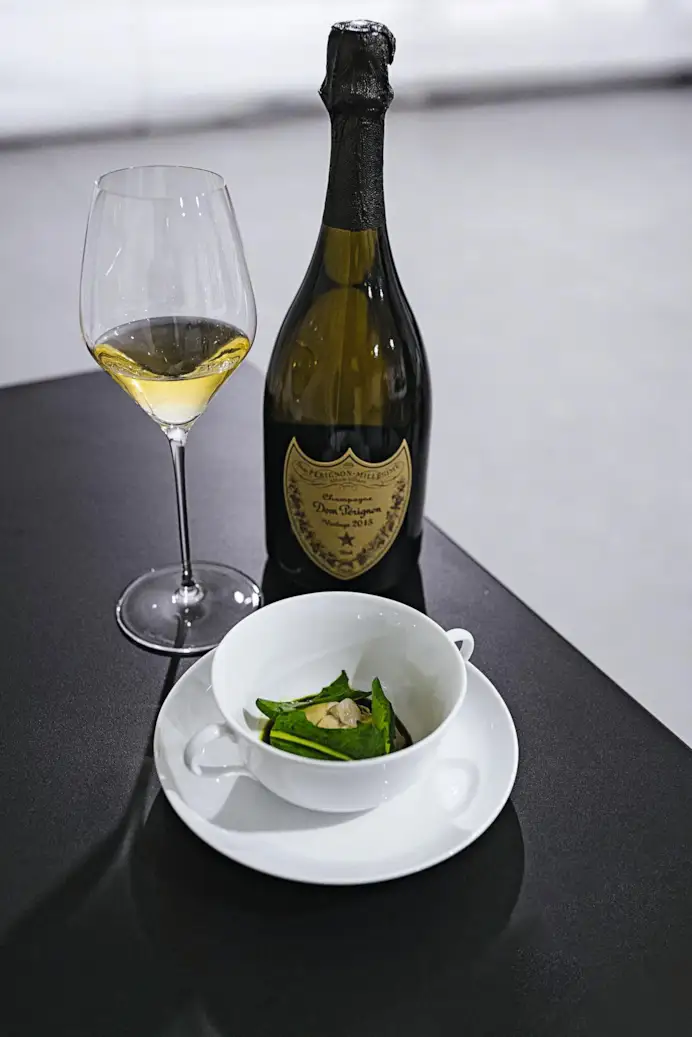 Ostrica e cicoria di Niko Romito abbinato al Dom Pérignon Vintage 2015.