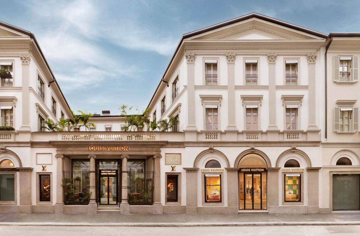 Riapre la storica boutique milanese di Louis Vuitton. Con molte novità