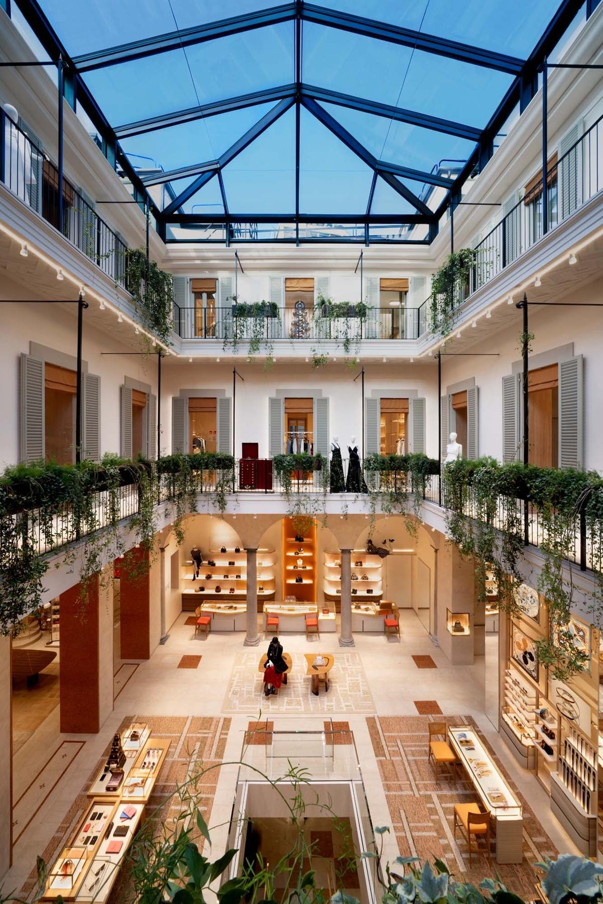 Riapre la storica boutique milanese di Louis Vuitton. Con molte novità