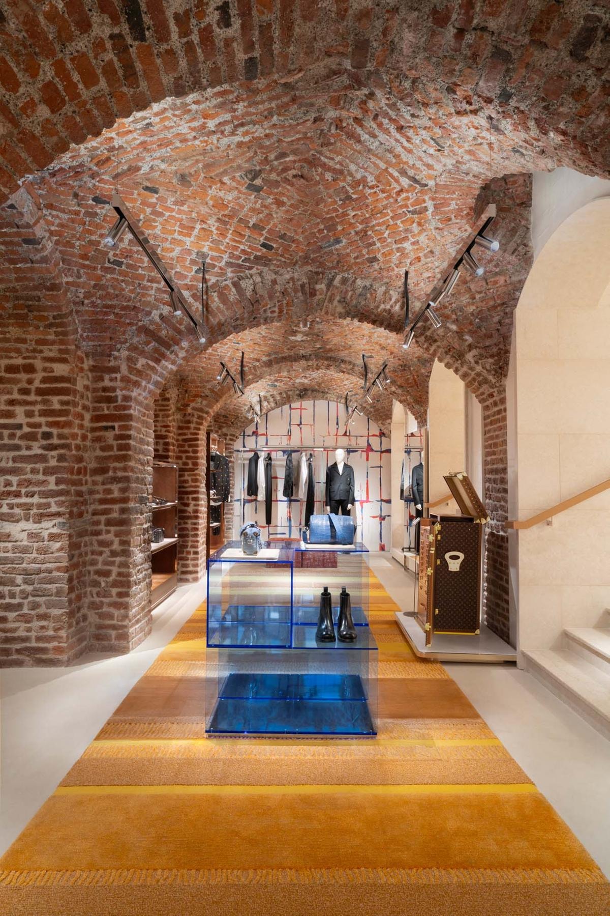 Riapre la storica boutique milanese di Louis Vuitton. Con molte novità