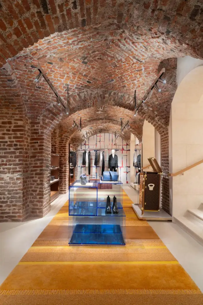 Riapre la storica boutique milanese di Louis Vuitton. Con molte novità