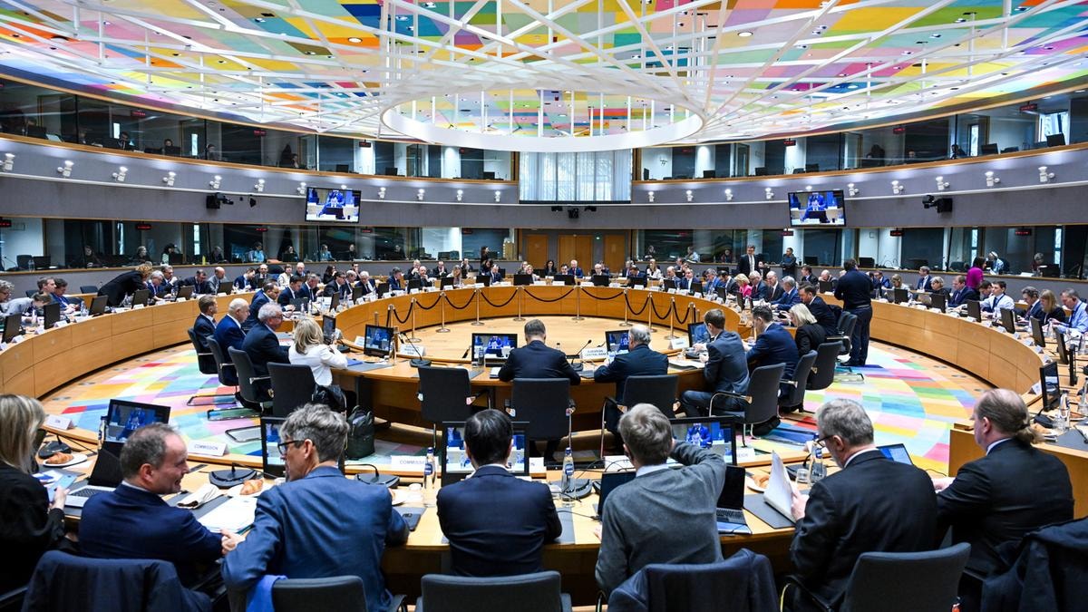 Difesa Ue, allo studio un fondo congiunto per comprare armamenti: possibile apertura al Regno Unito