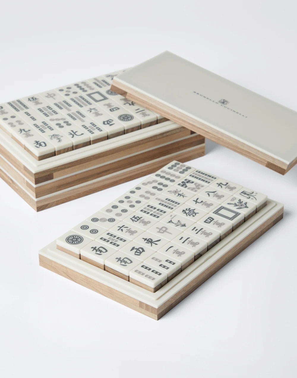 Mahjong in pietra e legno di Brunello Cucinelli, 6.800 euro.