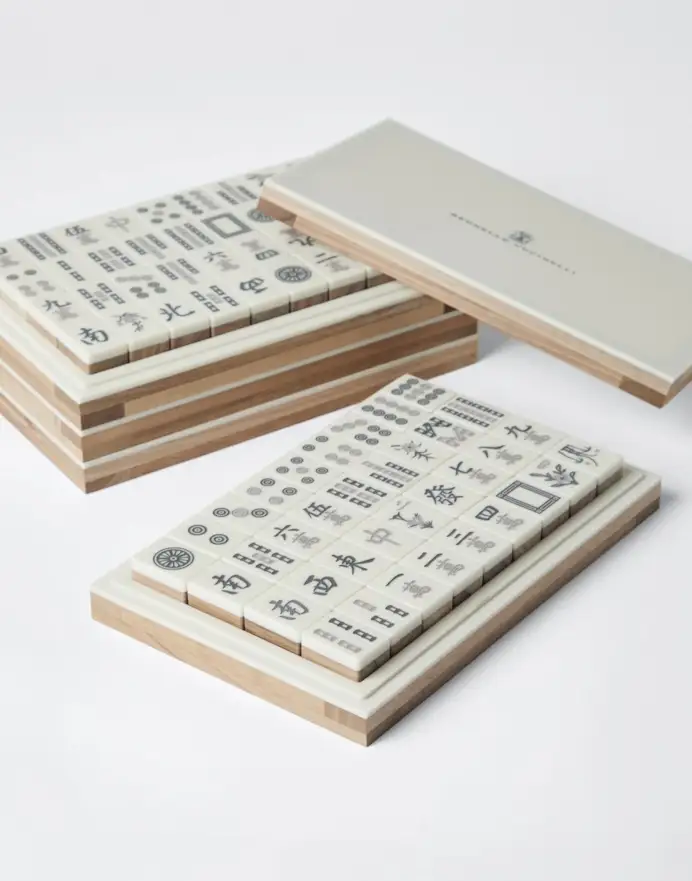 Mahjong in pietra e legno di Brunello Cucinelli, 6.800 euro.