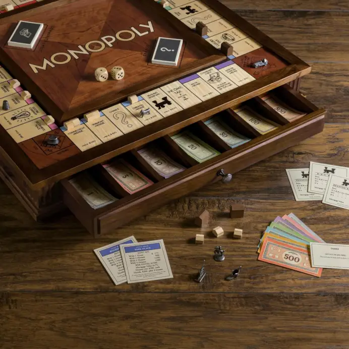 Monopoli in edizione speciale ospitata in un mobile in noce di Heiloom, 695 euro.