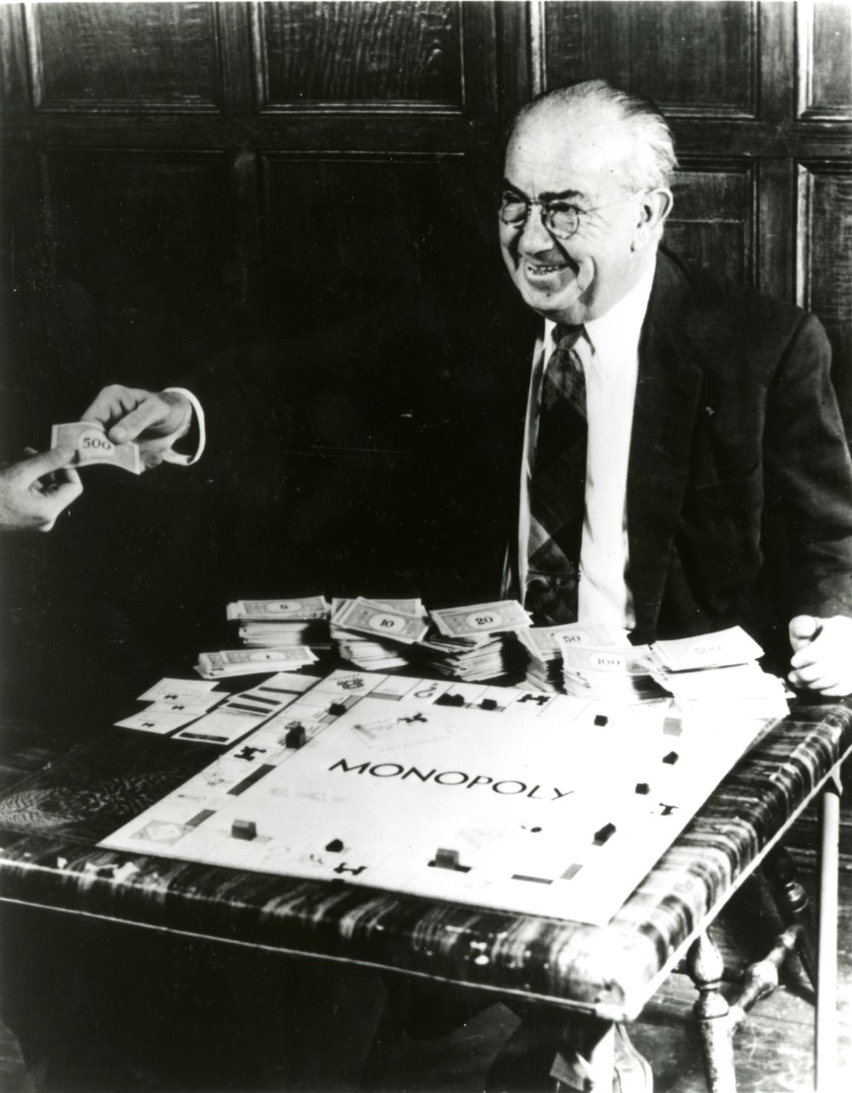 Charles Darrow, inventore del Monopoli ritratto nel 1950.