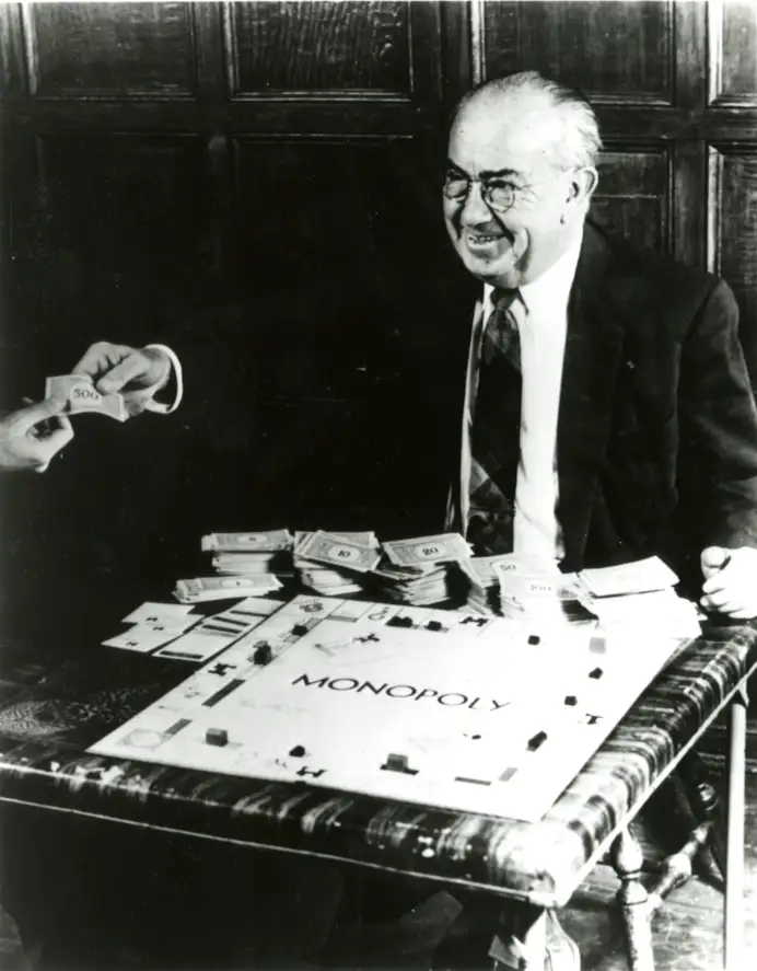 Charles Darrow, inventore del Monopoli ritratto nel 1950.