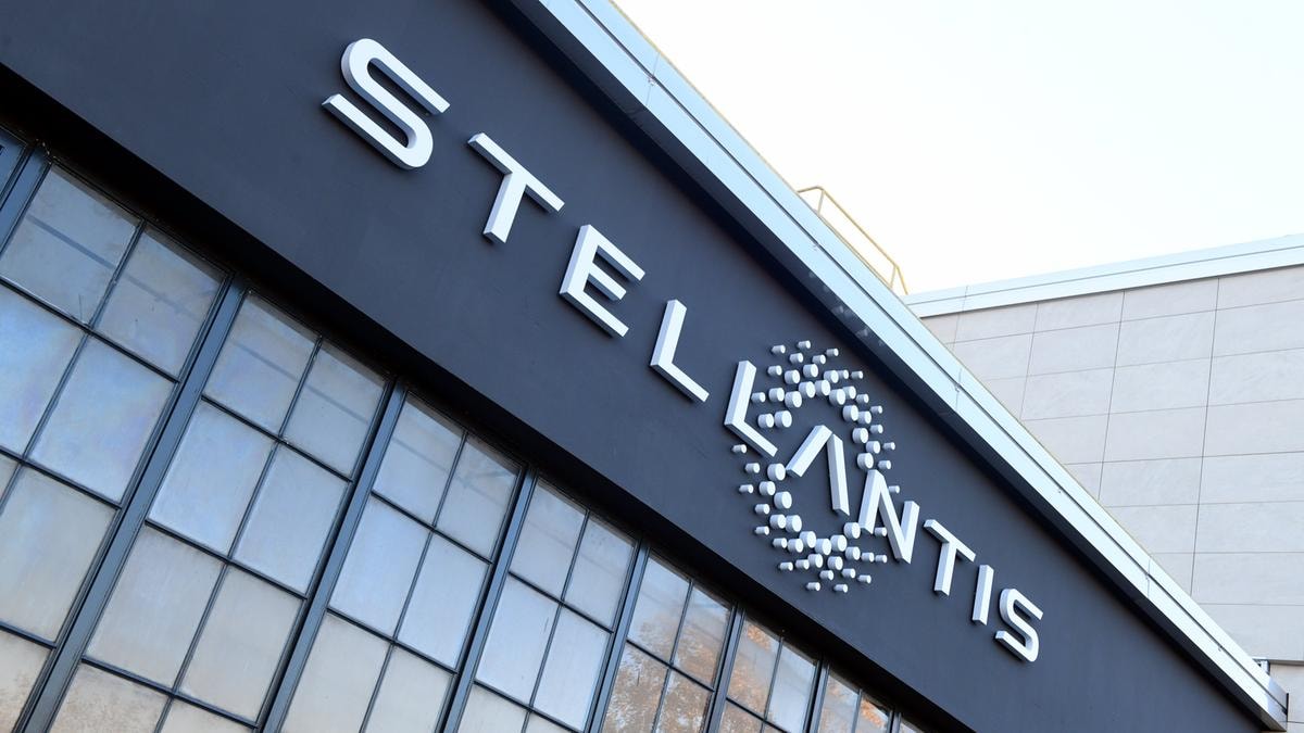 Stellantis rimbalza a Piazza Affari, ma pesano i dazi Usa: gli analisti tagliano il target price. Ecco perché