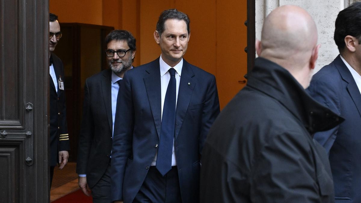 Stellantis, John Elkann: 2024 deludente, ma rilancio già iniziato. L’assemblea approva la buonuscita all’ex ad Carlos Tavares 