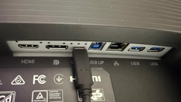 La leggera curvatura del monitor immerge negli applicativiIl sistema meccanico con slitta in acciaio e sferette a pressione per la regolazioneL'hub digitale con le prese video in entrata e le prese Usb ed Ethernet