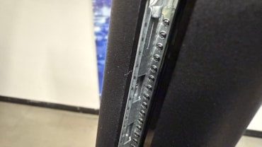 La leggera curvatura del monitor immerge negli applicativiIl sistema meccanico con slitta in acciaio e sferette a pressione per la regolazione