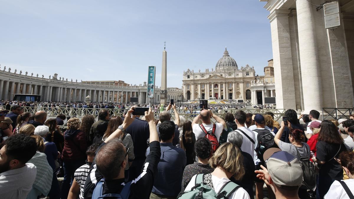 I fedeli accorsi a San Pietro dopo la morte di Papa Francesco