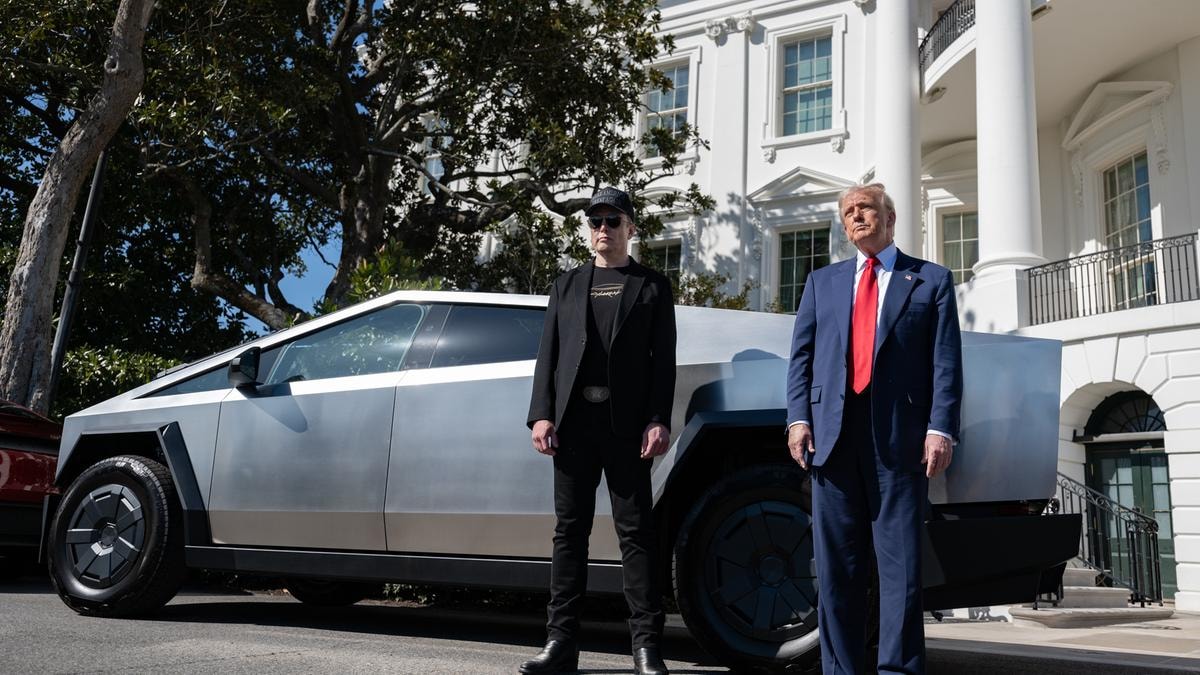Elon Musk, ad di Tesla (a sinistra), con Donald Trump