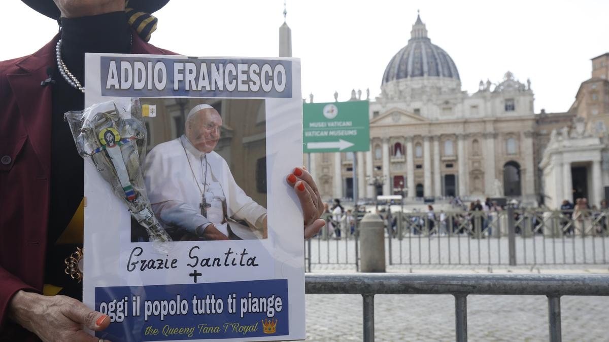 Piazza San Pietro il giorno della morte di Papa Francesco