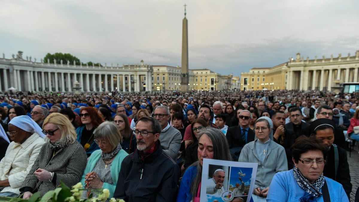 I fedeli accorsi a San Pietro dopo la scomparsa di Papa Francesco