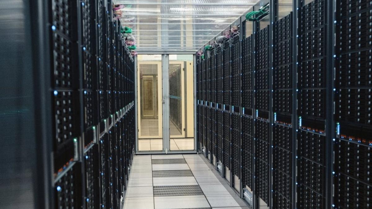 Amazon mette in pausa l’affitto di strutture per nuovi data center. Gli analisti: con i dazi si rimodulano le spese